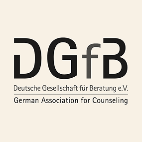 Logo der Deutschen Gesellschaft für Beratung e.V. (DGfB) mit englischer Übersetzung.