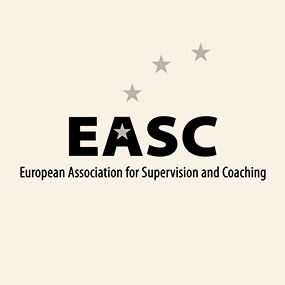 Logo der EASC (European Association for Supervision and Coaching) mit drei Sternen.